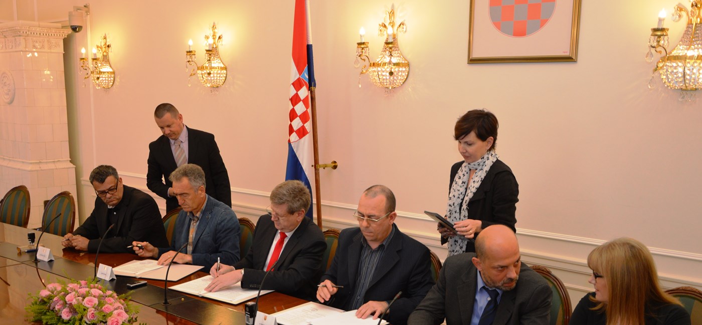 U Vladi potpisan Sporazum kojim se povećava isplata jubilarne nagrade za državne službenike i namještenike na 1800 kuna